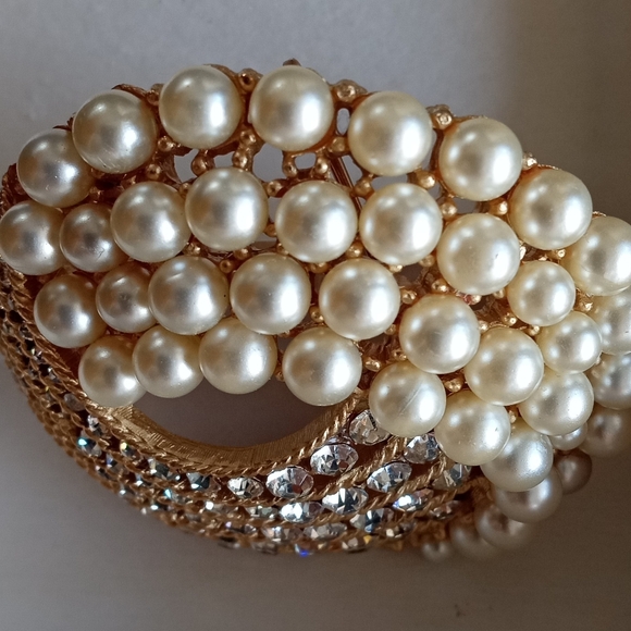 Trifari Crown Gold Tone Faux Pearls Rhinestones Vintage 1960's Brooch - Picture 15 of 16